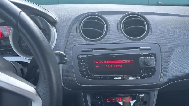 Original dashboard audio system with radio and CD player in a fourth-generation SEAT Ibiza